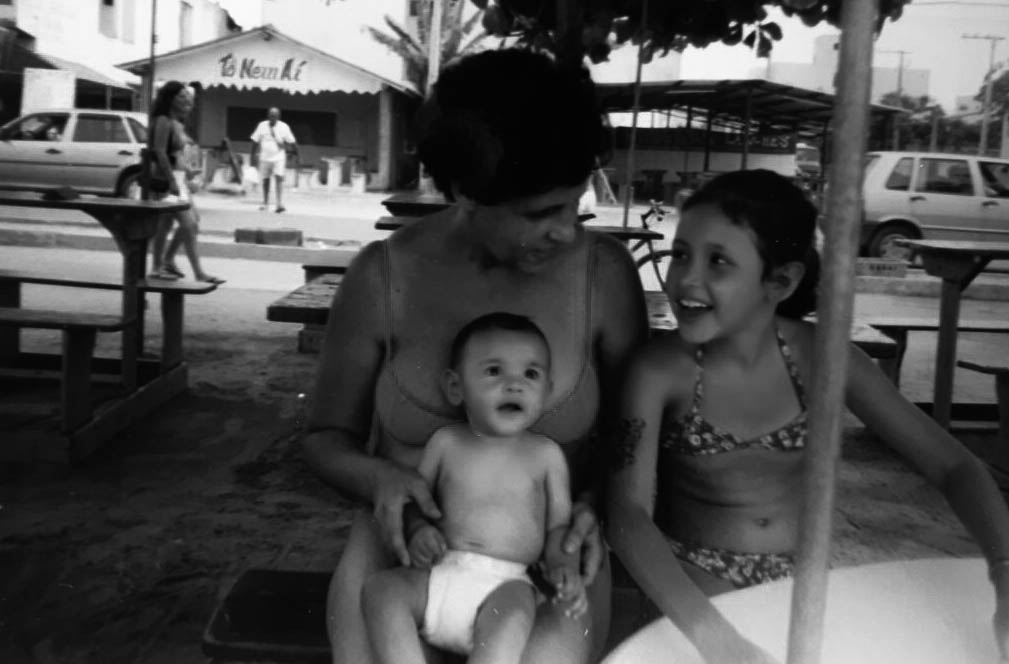 Na foto, Thiago, o irmão mais novo e a mãe - arquivo pessoal